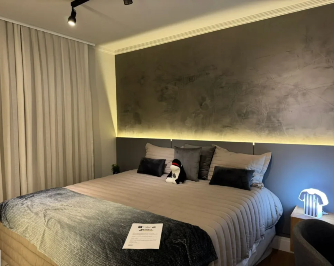 Painel frontal — Painel de cimento queimado com iluminação embutida em dormitório do CT do Santos, executado pela RR Obras e Reformas